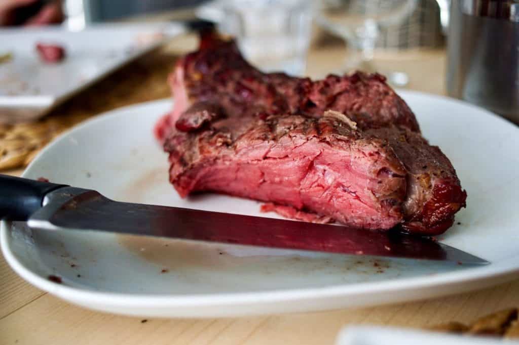 (豬、牛、羊等紅肉類食物都是屬於飽和性脂肪酸，會造成過多脂肪刺激荷爾蒙分泌使攝護腺肥大，為攝護腺肥大飲食禁忌之一。圖片來源：Unsplash。)
