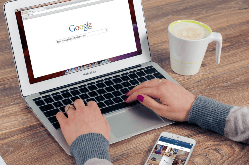 我們可以透過 Google 查詢到許多不同營養品推薦品牌的評價介紹／圖取自 Pexels