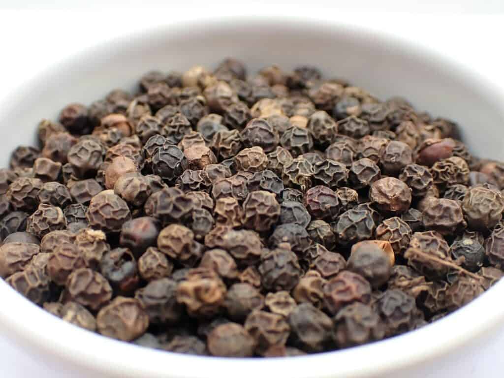 黑胡椒中的胡椒鹼可以提升薑黃素的吸收率